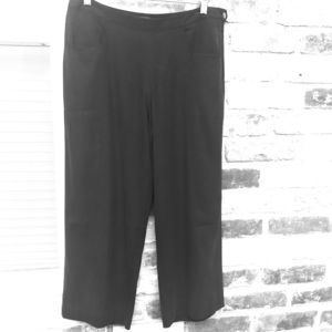 Tommy Bahama Soft Black Silk Spandex Crop 10